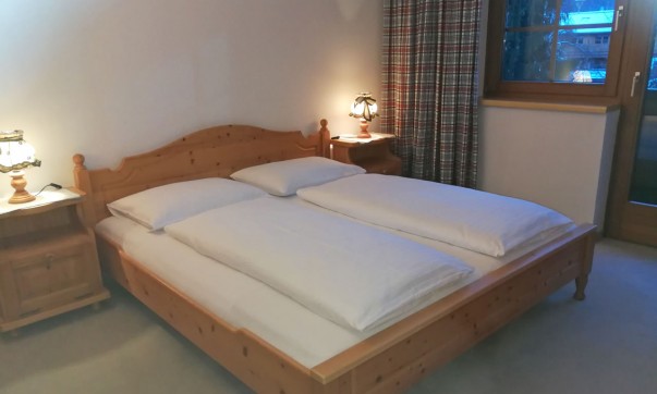 Schlafzimmer im Appartement mit Balkon