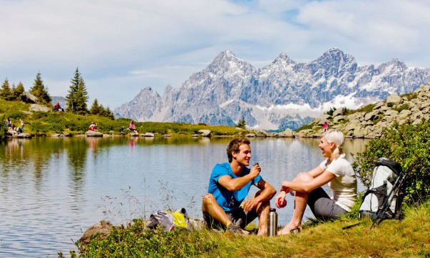 Rast am Ufer des Bergsees im Wanderurlaub © Schladming-Dachstein Tourismus