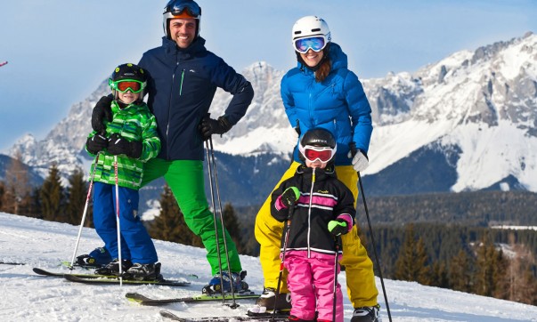 Familie genießt das Skifahren in Schladming © Schladming-Dachstein Tourismus